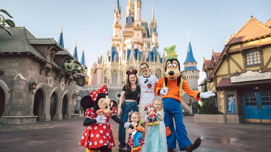 Morgana Secco e filhas Alice e Julia na Disney - (Foto: Divulgação)