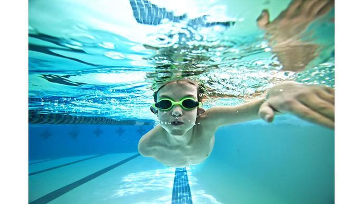 A prática da natação deve ser mantida na época do frio também - Shutterstock