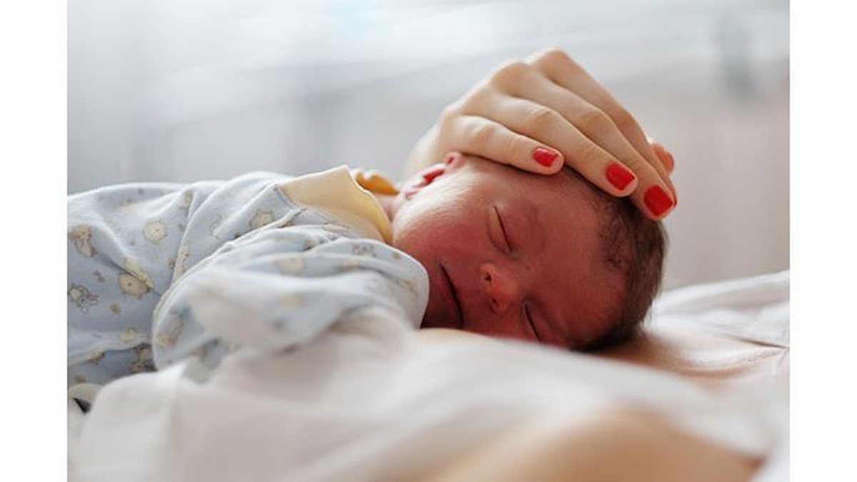 Sabia que ficar abraçada com seu bebê pode ajudar no desenvolvimento dele? - Shutterstock