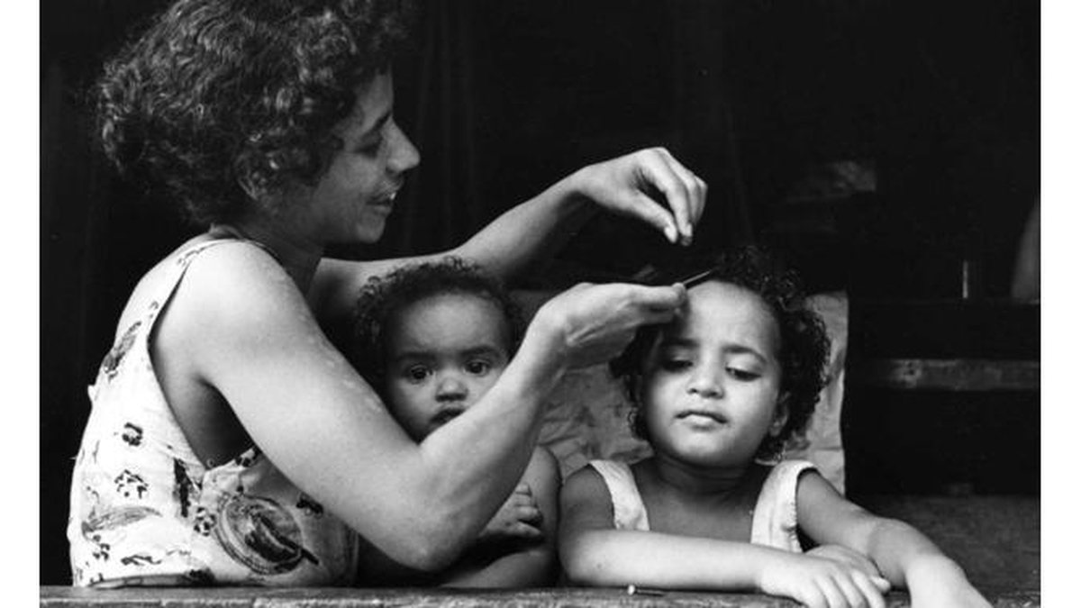 Imagem 50 anos depois de tiradas, o fotógrafo reencontrou essas fotos de mães e filhos