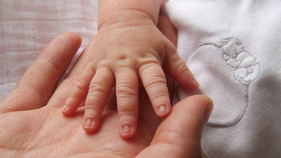 Mãe descobre que a condição rara no bebê após sofrer fortes dores nas costas durante a gravidez - Reprodução / Richard Turnbull