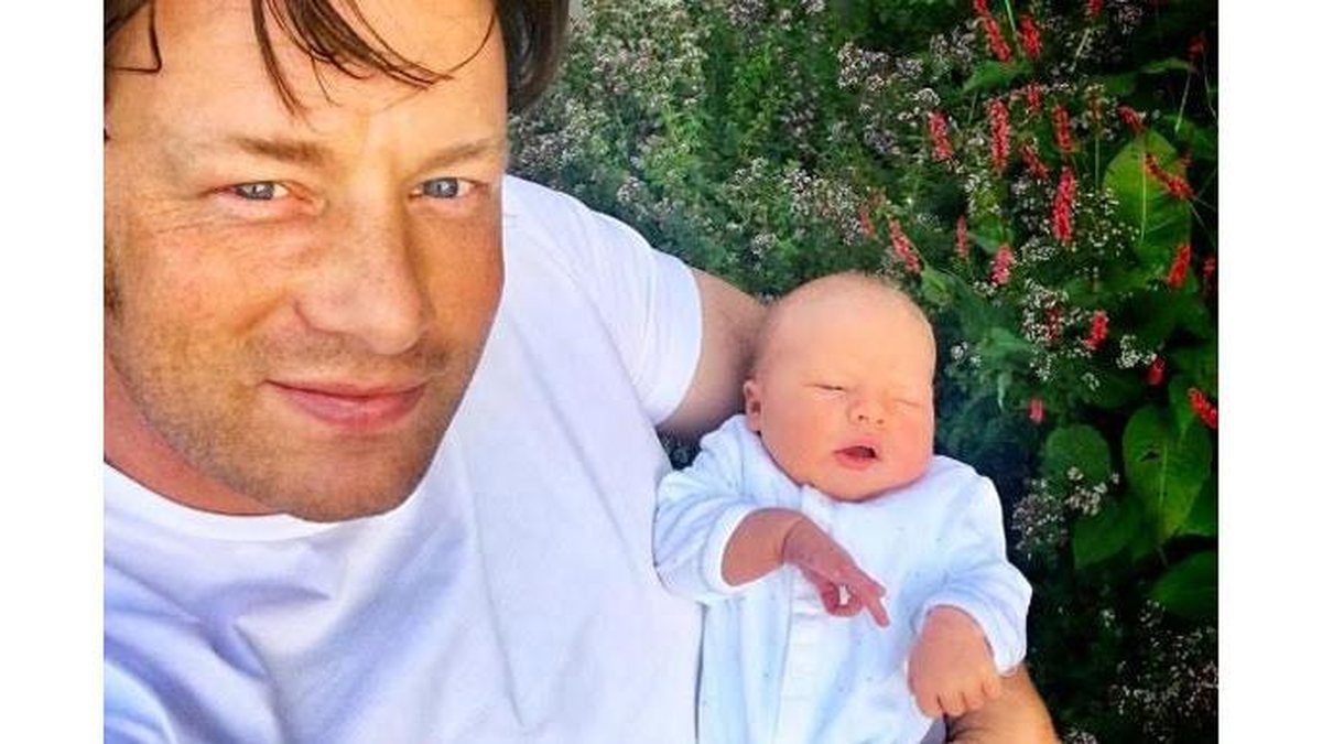 Jamie Oliver dá banho no seu quinto filho - Reprodução/Instagram