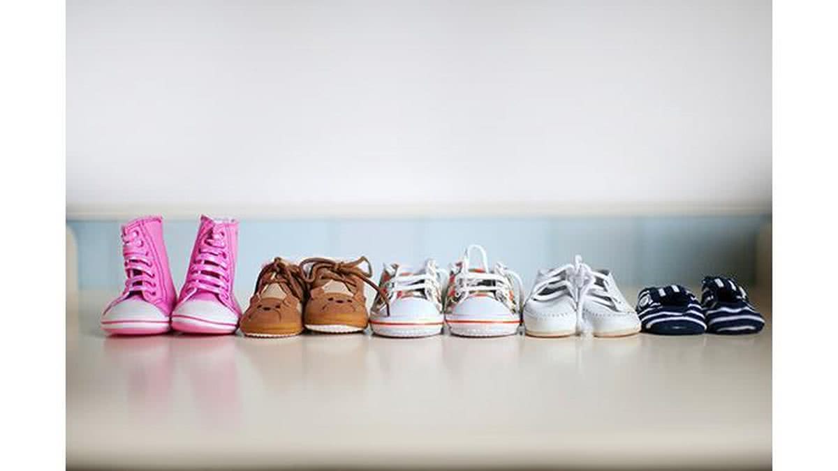 Os sapatos levam para casa as bactérias da rua - Shutterstock