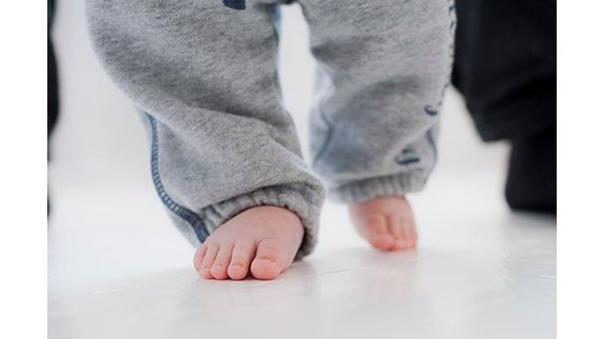 Imagem Primeiros passos: pais filmam bebê aprendendo a andar