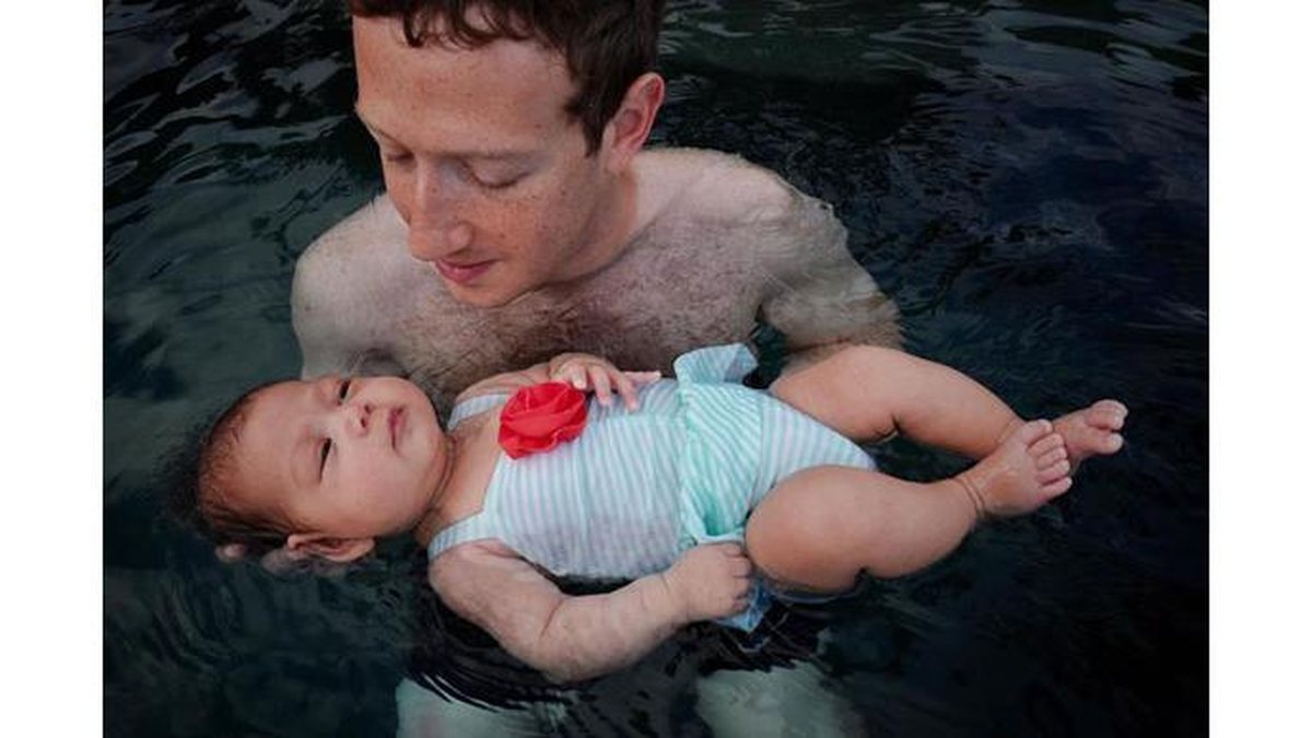 Zuckerberg leva filha para nadar pela primeira vez - Reprodução/Facebook/Mark Zuckerberg