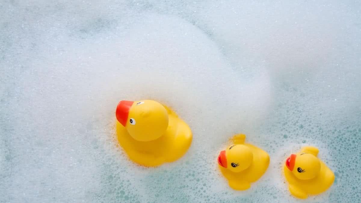 O banho do bebê é uma das principais preocupações dos pais de primeira viagem - Getty Images