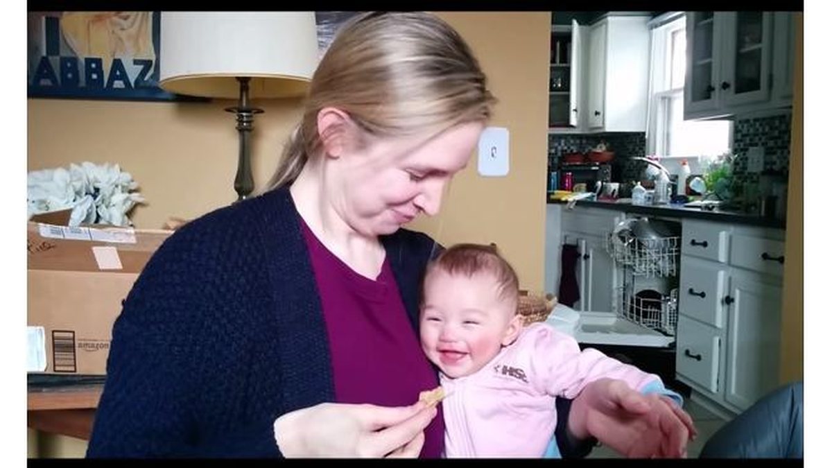 Imagem Bebê ri quando a mãe come batatinha