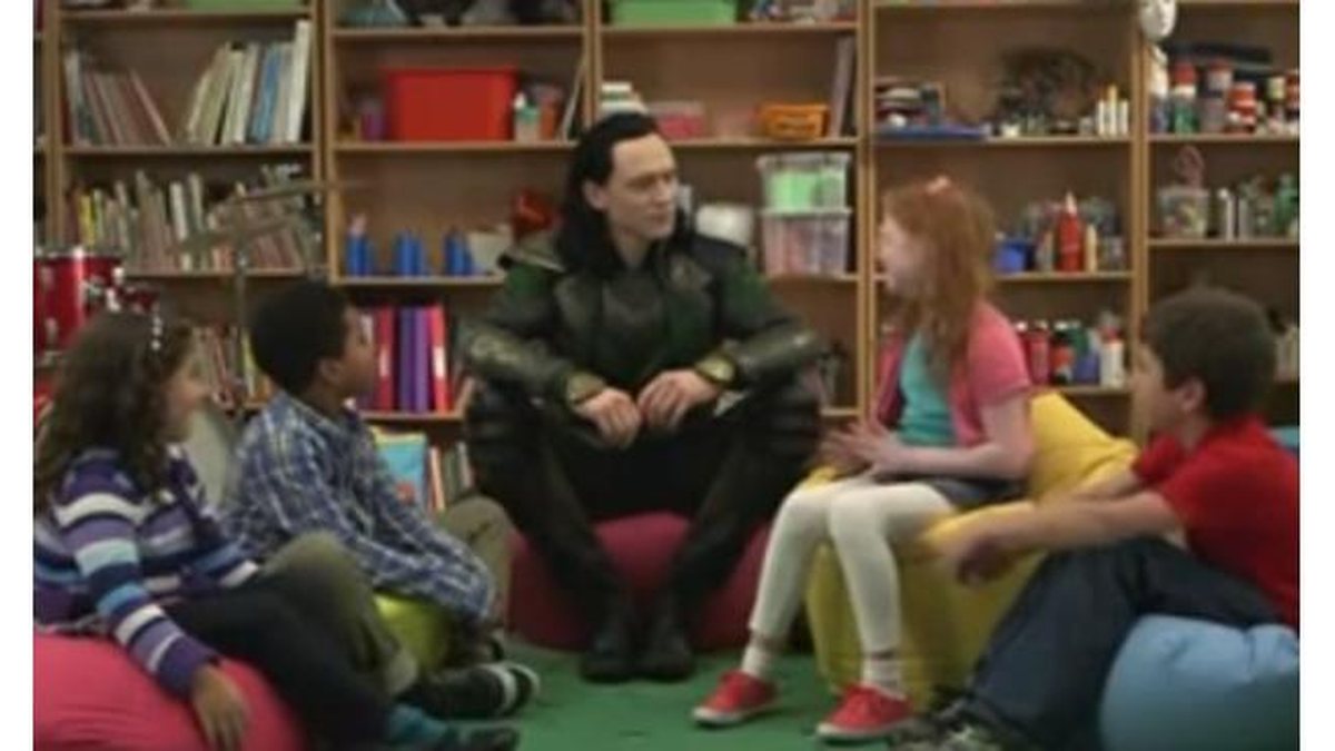 Imagem O malvado Loki, do longa Thor, conversa com crianças