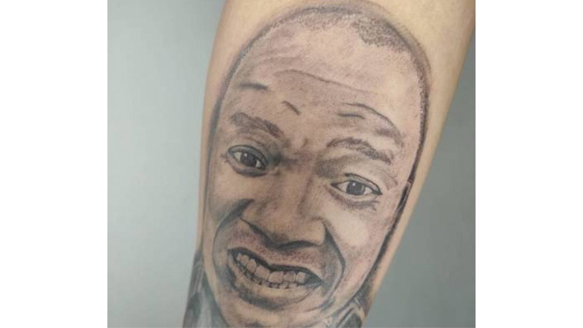 Tatuagem de homem sorrindo