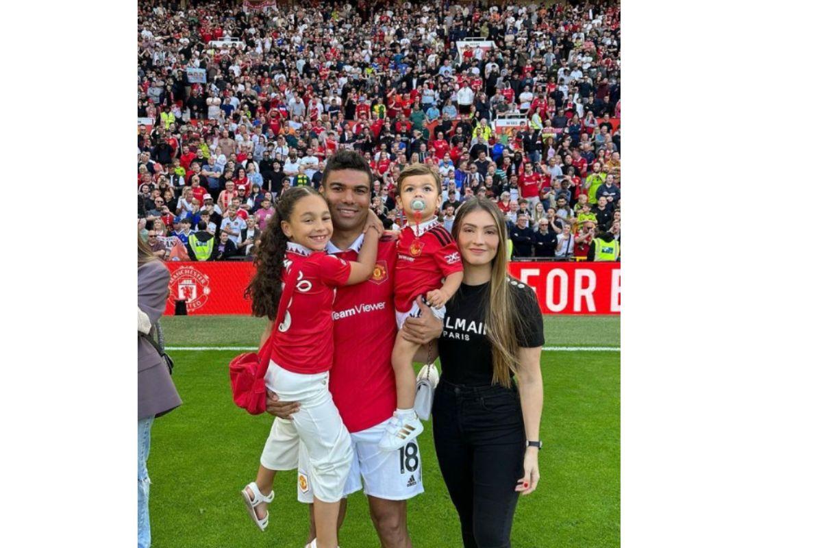 Jogador Casemiro, ao lado de sua esposa, Anna Mariana Casemiro, e sua família, num jogo do Manchester United.