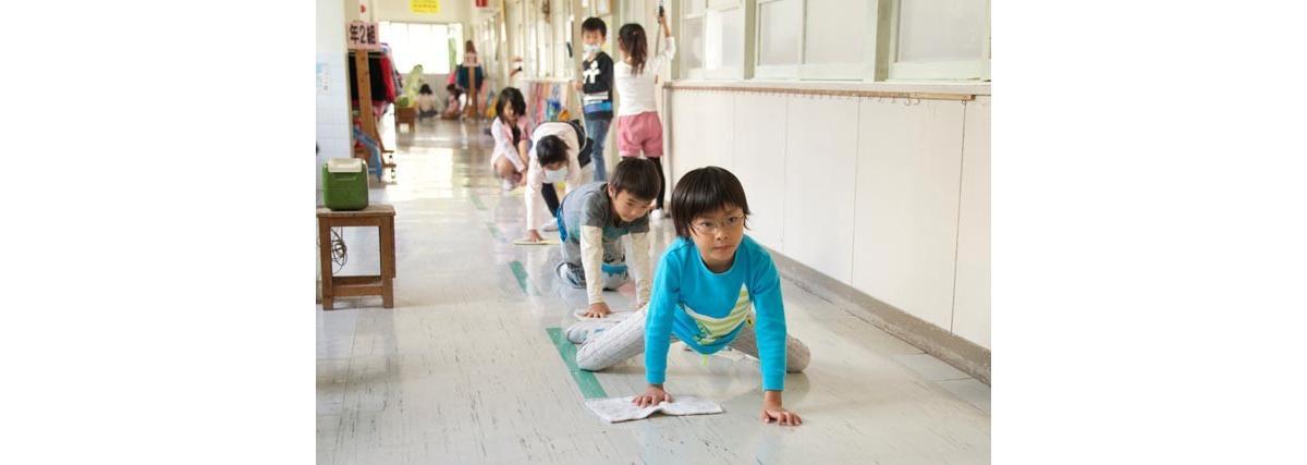 Alunos ajudando na limpeza da escola no Japão (Fotos: Marcelo Hide/BBC)