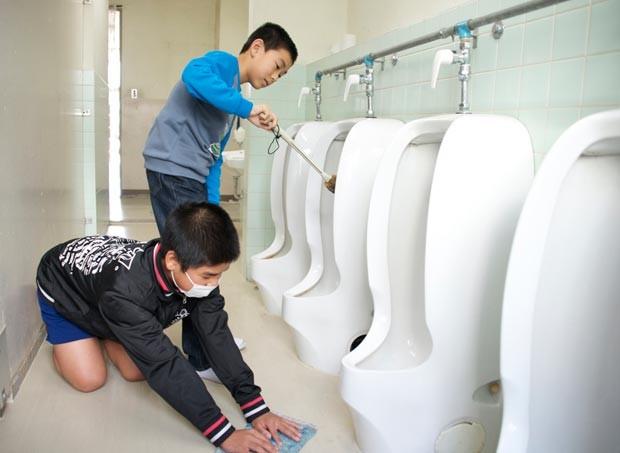 Os estudantes limpam até o banheiro
