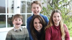 Imagem Família real se recusa a divulgar foto original de Kate Middleton após edição polêmica