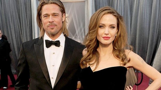 Angelina Jolie e Brad Pitt com os filhos, antes do divórcio - Reprodução / Monet