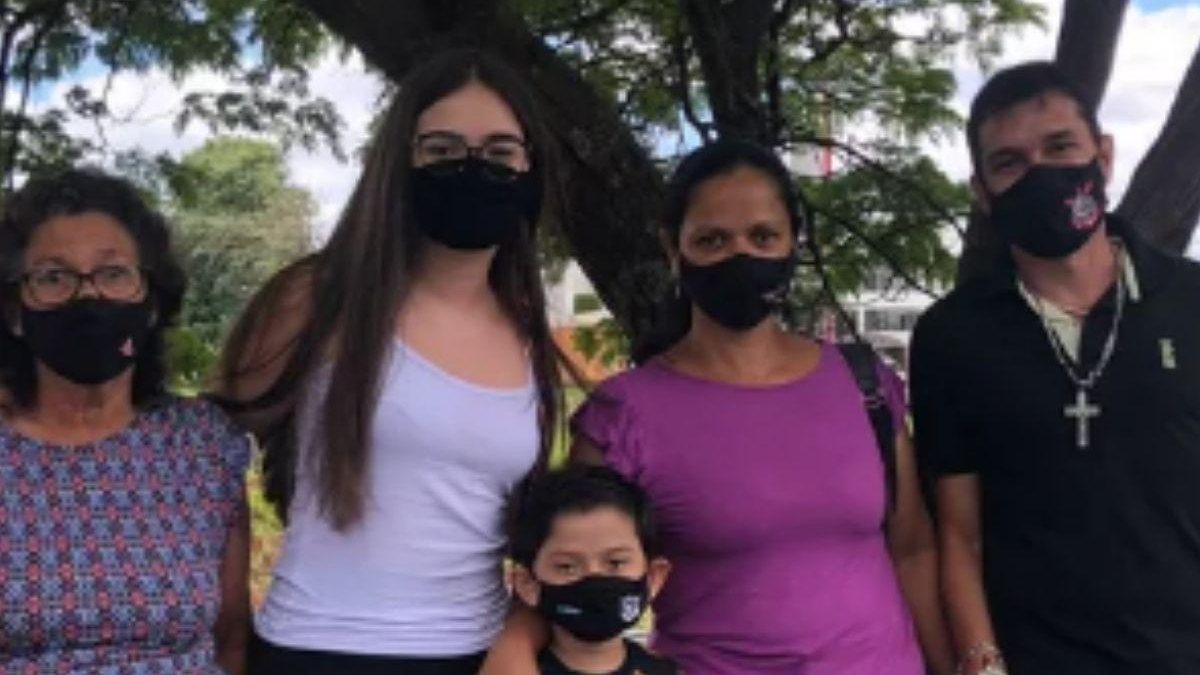 Família acompanha filha ao local da prova do Enem - Reprodução / Ana Laura Siqueira / G1