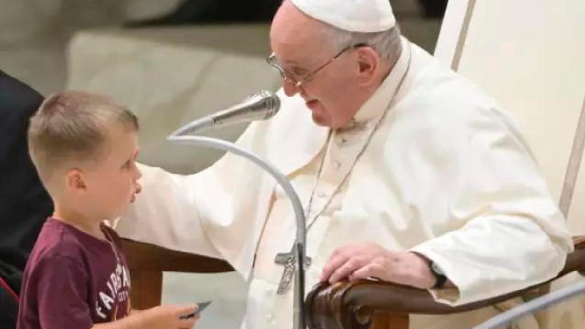 Papa Francisco se surpreende com atidude de menino em cerimônia no Vaticano - reprodução/Vatican News