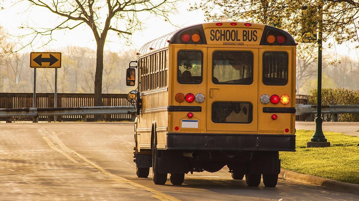 A menina ficou presa por 7 horas dentro do ônibus escolar - Getty Images