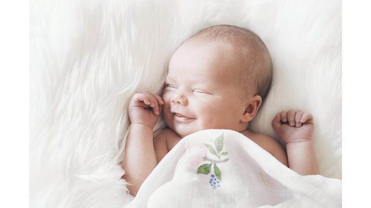 Cuidados com o recém-nascido: banho, sono, amamentação, cólicas e mais