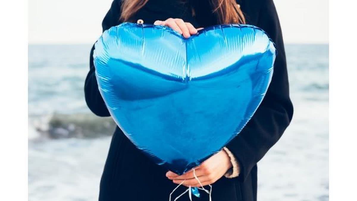 girl-in-black-coat-holding-a-blue-balloon-picture-id519712040 - Foto: Istock