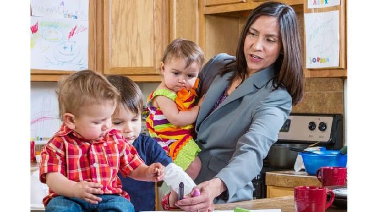 Mães que trabalham fora e as que ficam em casa cuidando dos filhos são igualmente estressadas - Getty Images