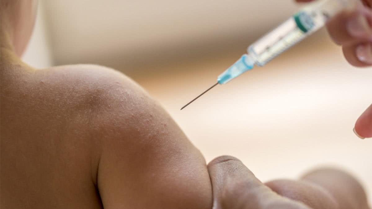 Foi aprovado o Projeto de Lei que terá detenção para pais que deixarem de vacinar as crianças - Reprodução / Getty Images