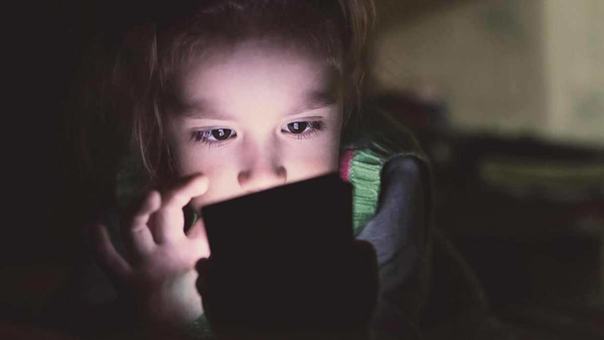 Os cuidados que os pais devem ter com as crianças consumindo informações online - iStock