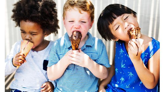 Crianças de diversas raças tomando sorvete - GettyImages