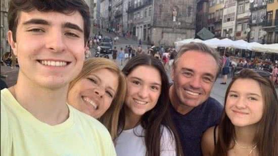 João e as irmãs vivem empasses com relação ao destino da fortuna do pai - reprodução/Instagram @guguliberato