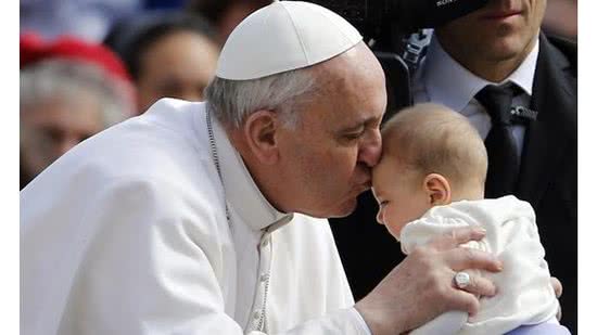 Imagem Papa estimula aleitamento materno dentro da Capela Sistina