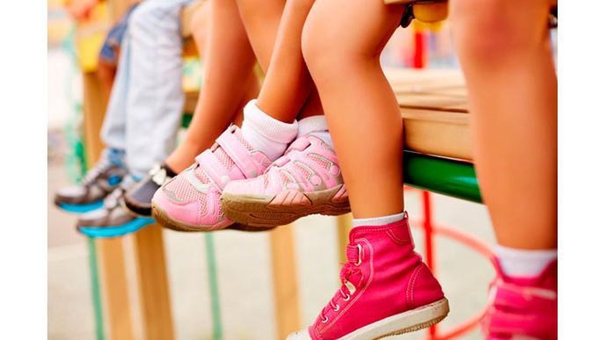 Na imagem, vemos um modelo de sapato no estilo All Star. Esse, só para os grandinhos!! - Shutterstock