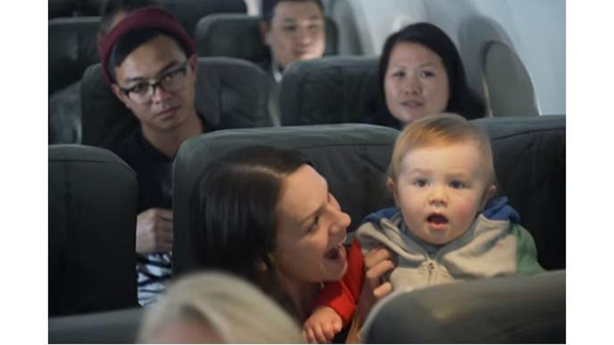 Companhia área deu desconto para passageiros quando bebê chorava em voo - Reprodução Youtube