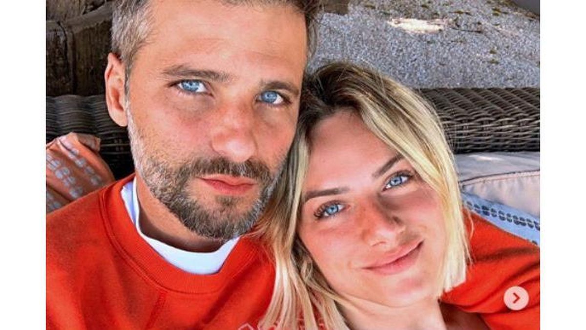 Bruno Gagliasso e Giovanna Ewbank resgatam cachorrinha