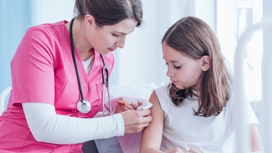 Os responsáveis devem acompanhar a criança durante o ato de imunização - ThinkStock