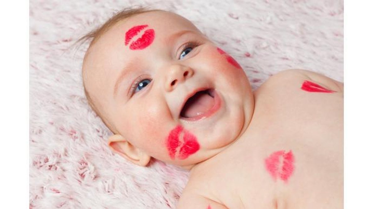 Mãe desabafa sobre sogra beijando as crianças na boca - Shutterstock