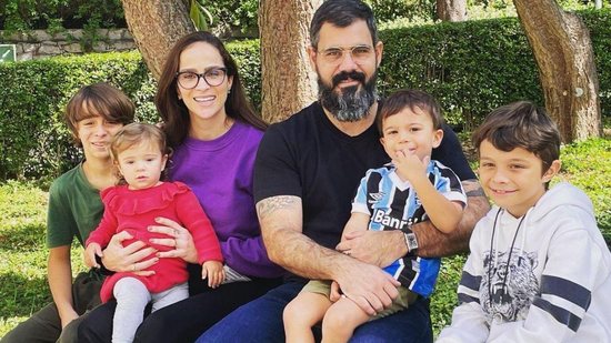 Filha de Juliano Cazarré, Maria Guilhermina finalmente conhece os irmãos após saída da UTI - Reprodução/Instagram