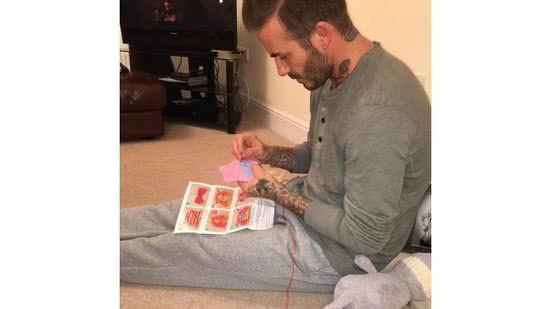David Beckham costura roupinhas para as bonecas da filha Harper, de 4 anos - Reprodução Instagram Victoria Beckham