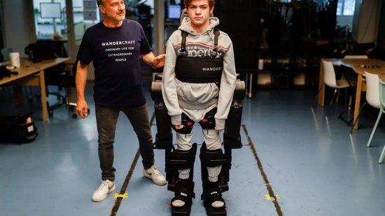 Jean é engenheiro robótico e está entre os fundadores de empresa de exoesqueletos. - Reprodução/ Christian Hartmann/Reuters