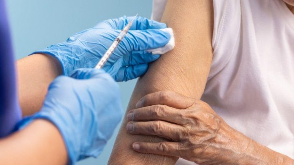 Além das unidades de saúde, a vacinação dos idosos também é possível via drive-thru - Getty Images