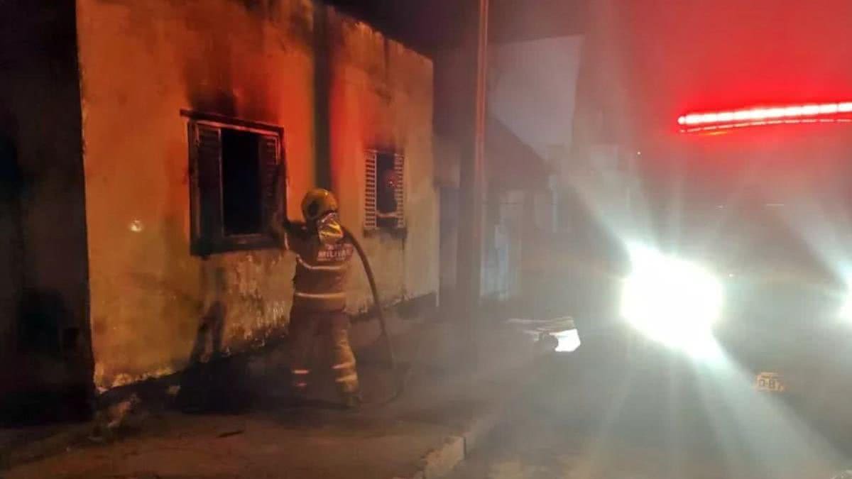 Situação da casa após desaparecimento total do fogo presente - Corpo de Bombeiros