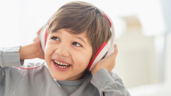 Criança ouvindo música - Getty Images