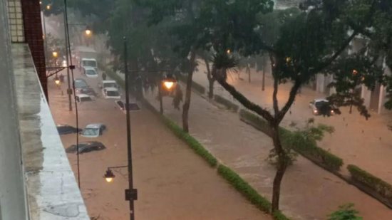 Vídeo mostra chuvas em Petrópolis destruindo cidade, número de mortos aumenta para 35 - Reprodução/YouTube