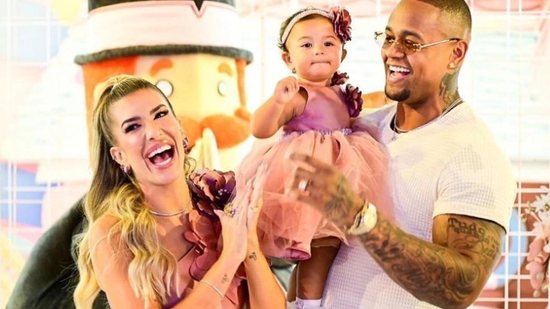 Bebe usando vestido rosa, perto do pai e mãe - Lore Improta posta detalhes da festa da filha (Foto;Reprodução/Instagram)