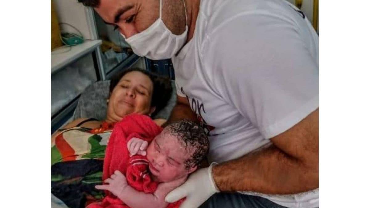 Mãe de três dá à luz na sala de casa sem saber que estava grávida - reprodução / Getty Images