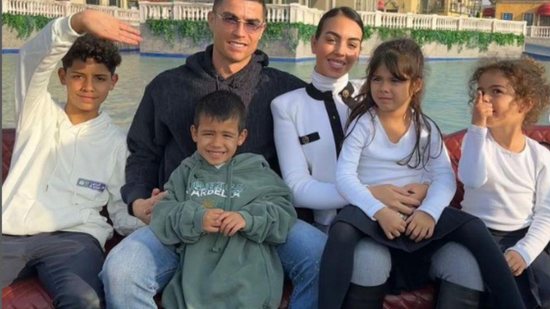 Inesquecível! Cristiano Ronaldo presenteia esposa com exibição no prédio mais alto do mundo em Dubai - Reprodução/Instagram @cristiano