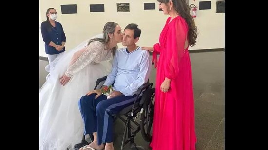 Filha visita o pai vestida de noiva no hospital - Reprodução/Instagram