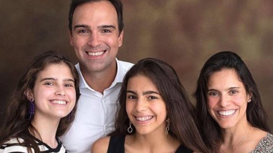Tadeu isolado das filhas Laura e Valentina, ao lado da esposa Ana Cristina - Reprodução/Instagram @tadeuschmidt