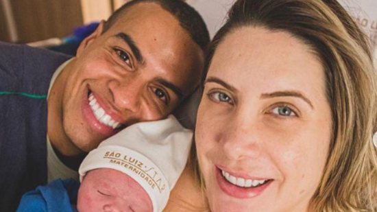 Thiago Oliveira registrou os primeiros momentos com a filha recém-nascida - Reprodução/Instagram