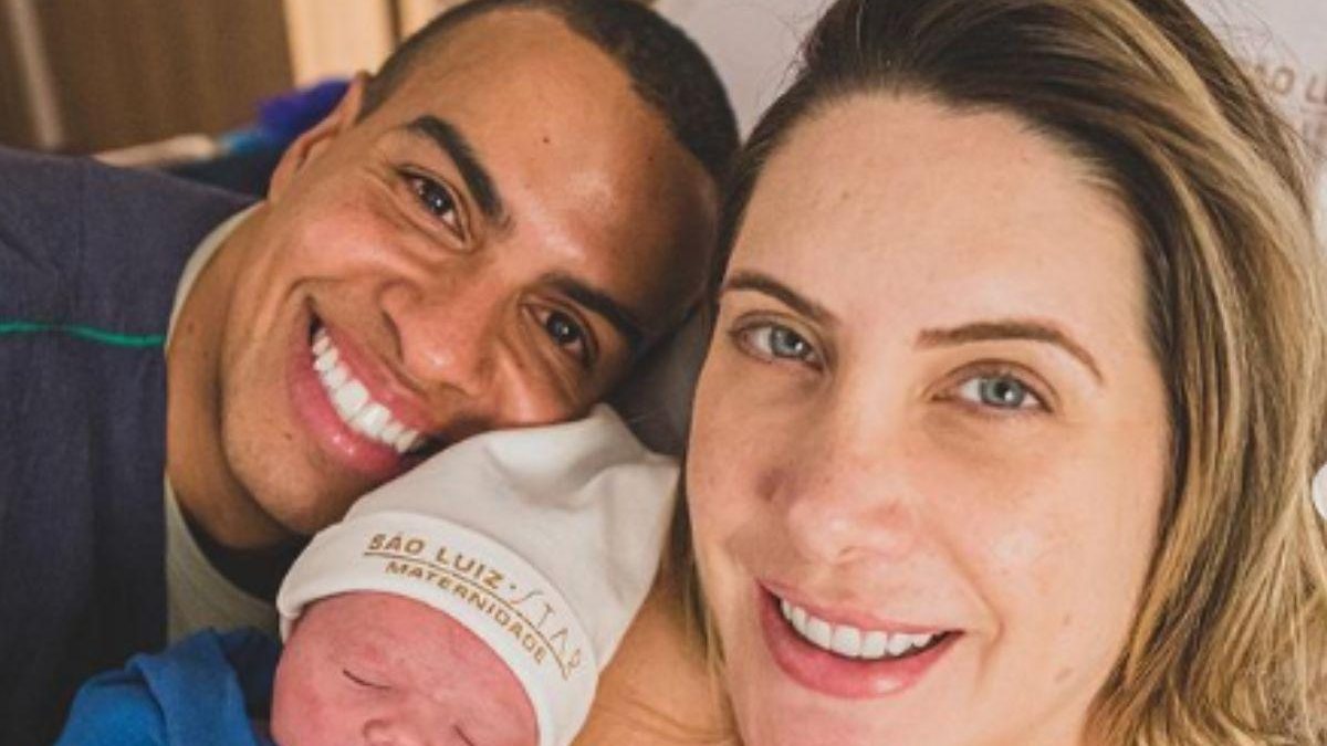 Thiago Oliveira registrou os primeiros momentos com a filha recém-nascida - Reprodução/Instagram