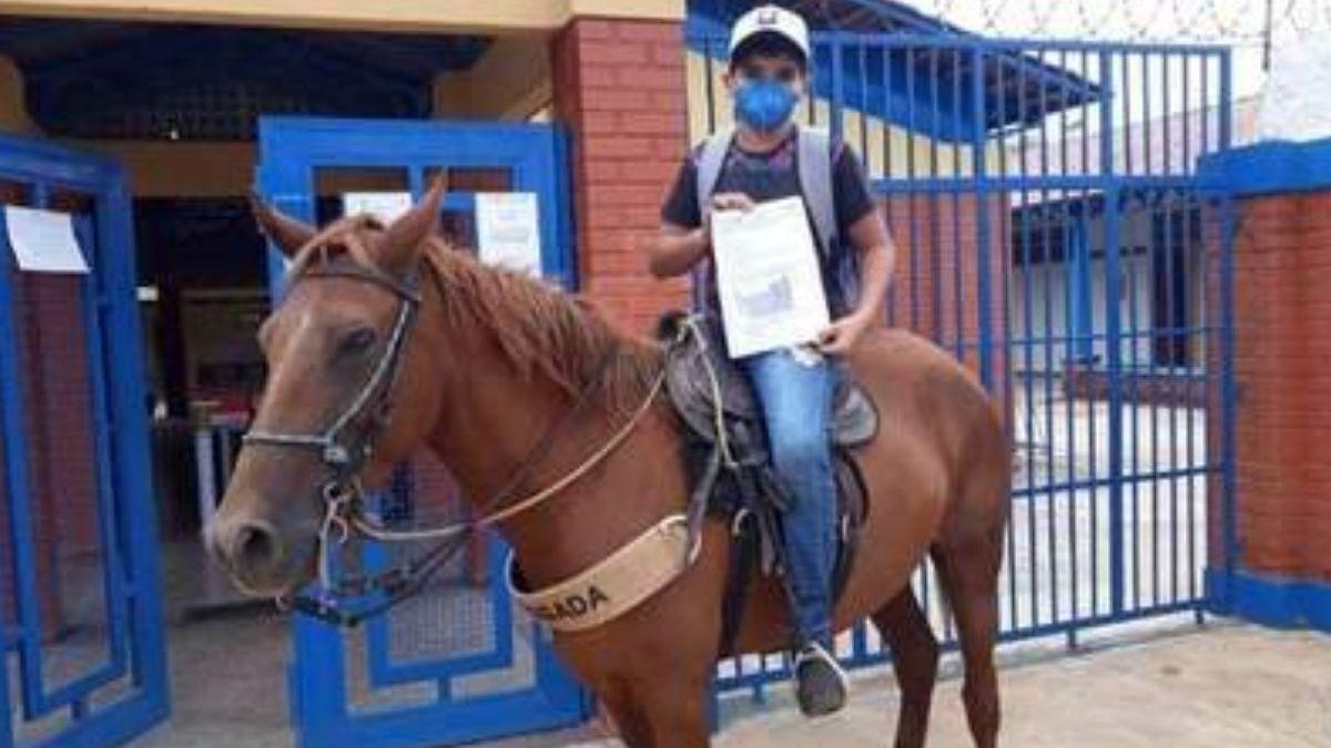 Menino que ia a cavalo à escola ganha prêmio de melhor aluno - Reprodução / R7