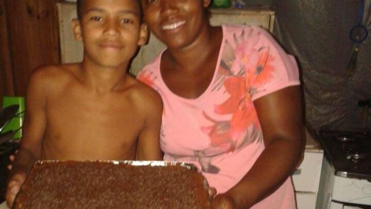 Imagem Mãe faz bolo de aniversário para filho e dá um show de humildade: “É o que eu posso dar”